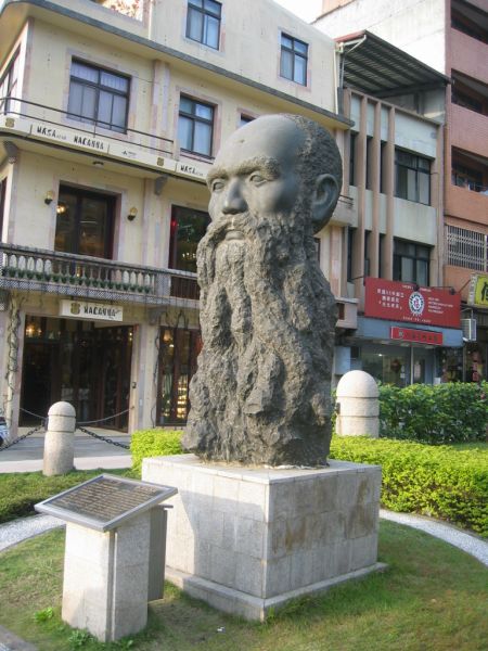 文件:Mackaystatue.jpg